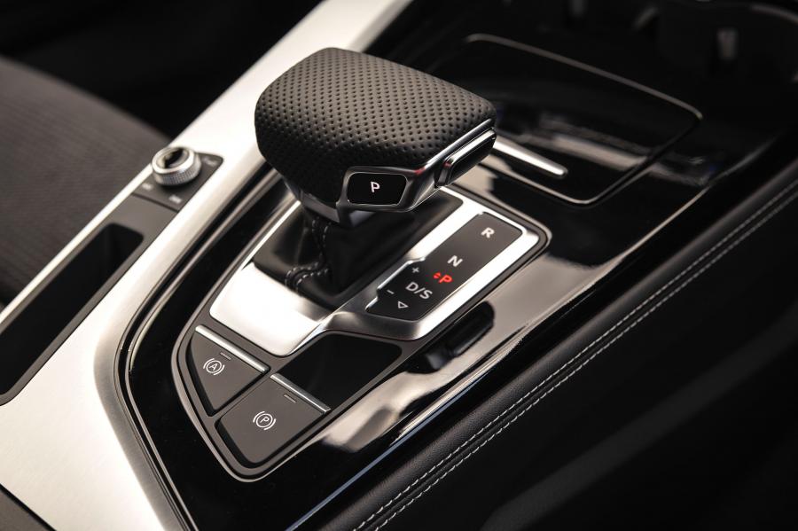 Детали интерьера Audi A4 40 TFSI S-Line (B9) 2019 года  (UK) (фото 16 из 31)